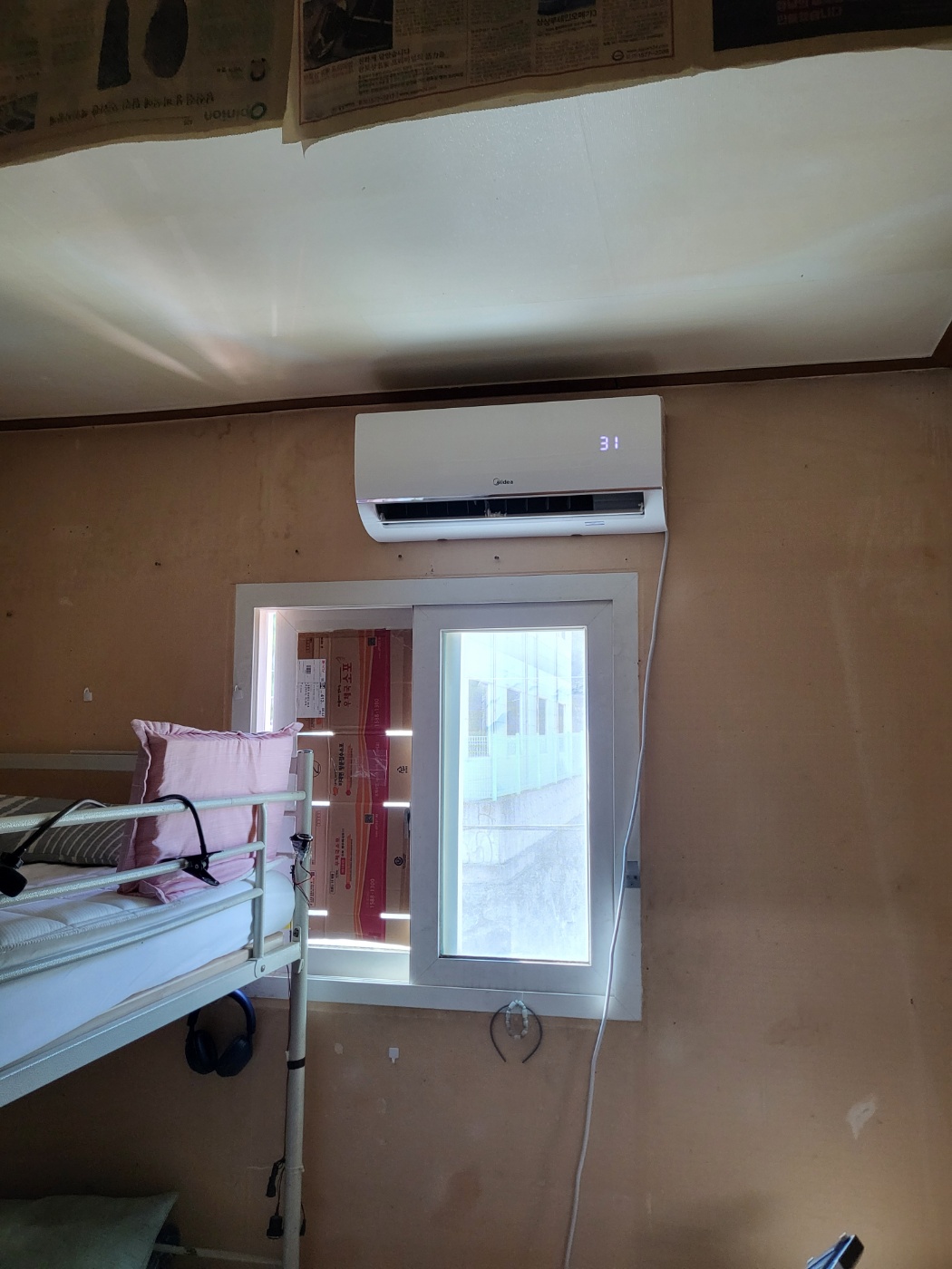 벽걸이 냉난방기 깔끔한 배관 마감 설치 사례